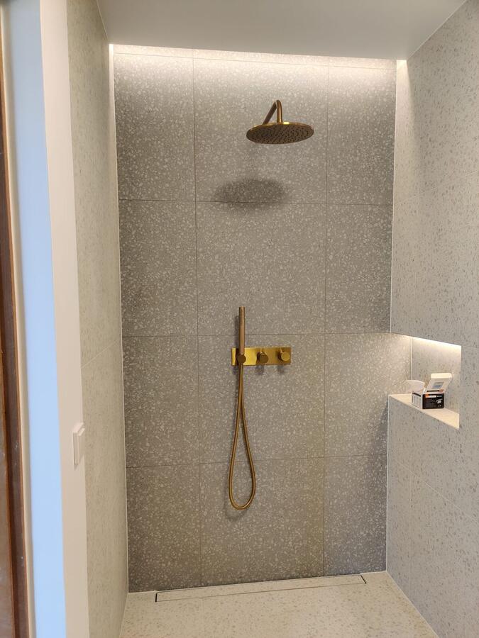 Prysznic walk-in z podświetloną wnęką